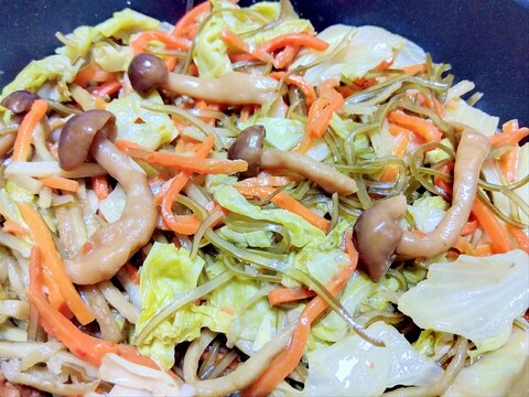 レタス切り昆布しめじ人参の蒸し焼き